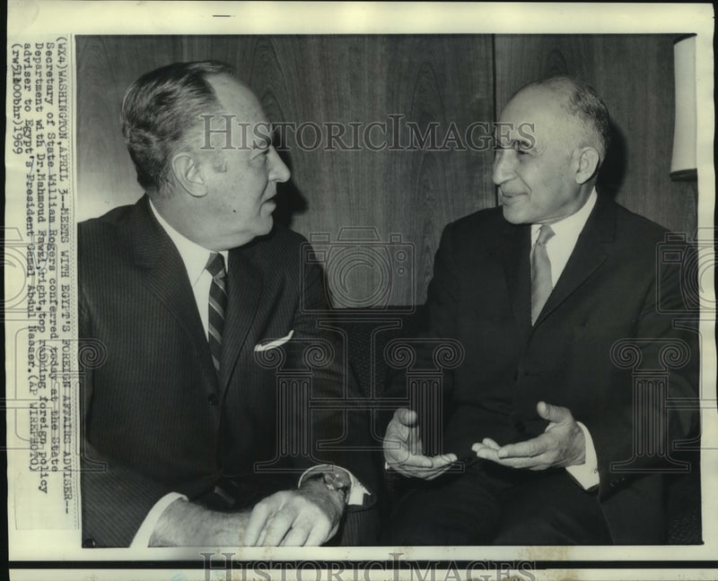 Load image into Gallery viewer, 1969 Press Photo Secretary of State Rogers confers with Dr. Fawzi in Washington

