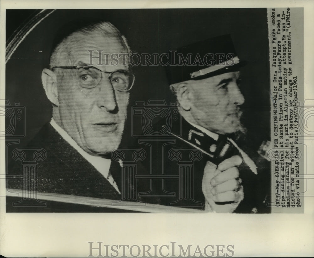 1961 Press Photo Major Gen. Jacques Faure arrives at Sante Prison in Paris.
