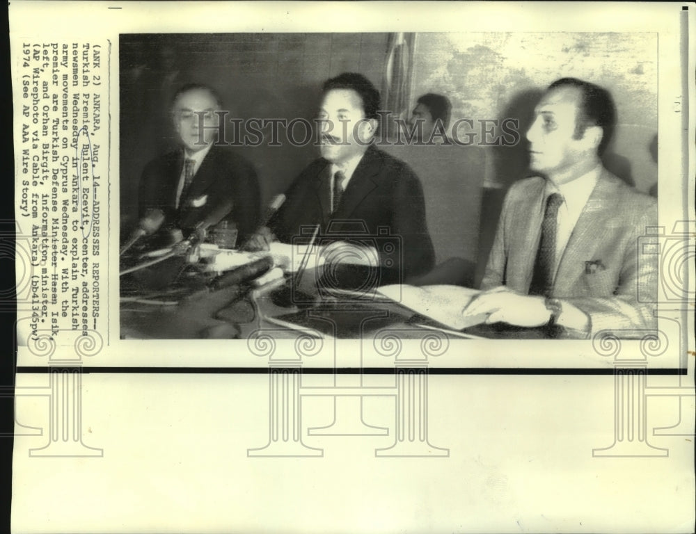 1974 Press Photo Turkish Premier Bulene Ecevit &amp; others with newsmen in Ankara