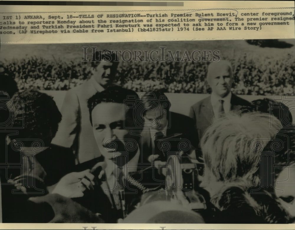 1974 Press Photo Turkish Premier Ecevit with reporters in Ankara, Turkey