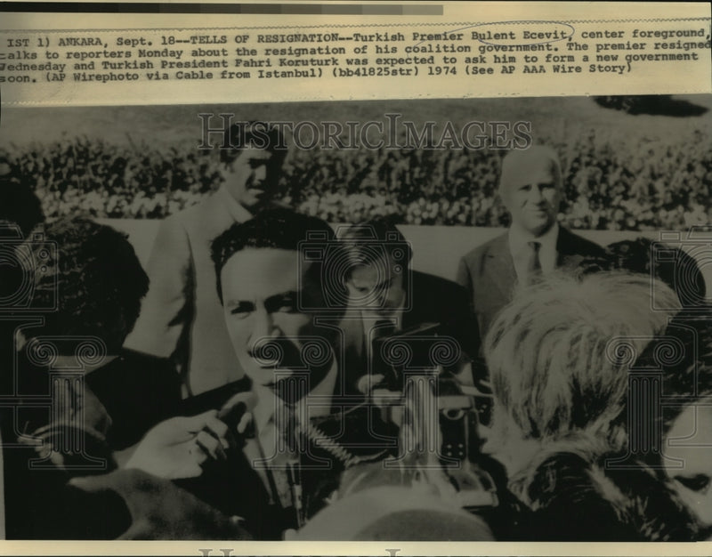 Load image into Gallery viewer, 1974 Press Photo Turkish Premier Ecevit with reporters in Ankara, Turkey
