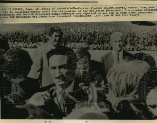 1974 Press Photo Turkish Premier Ecevit with reporters in Ankara, Turkey
