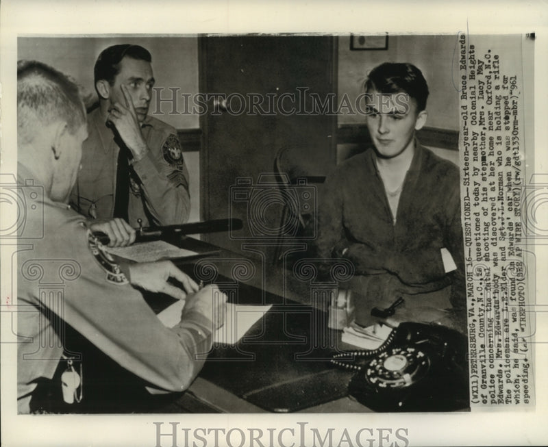 Load image into Gallery viewer, 1961 Press Photo Bruce Edwards questioned by policemen in death of Lucy Edwards
