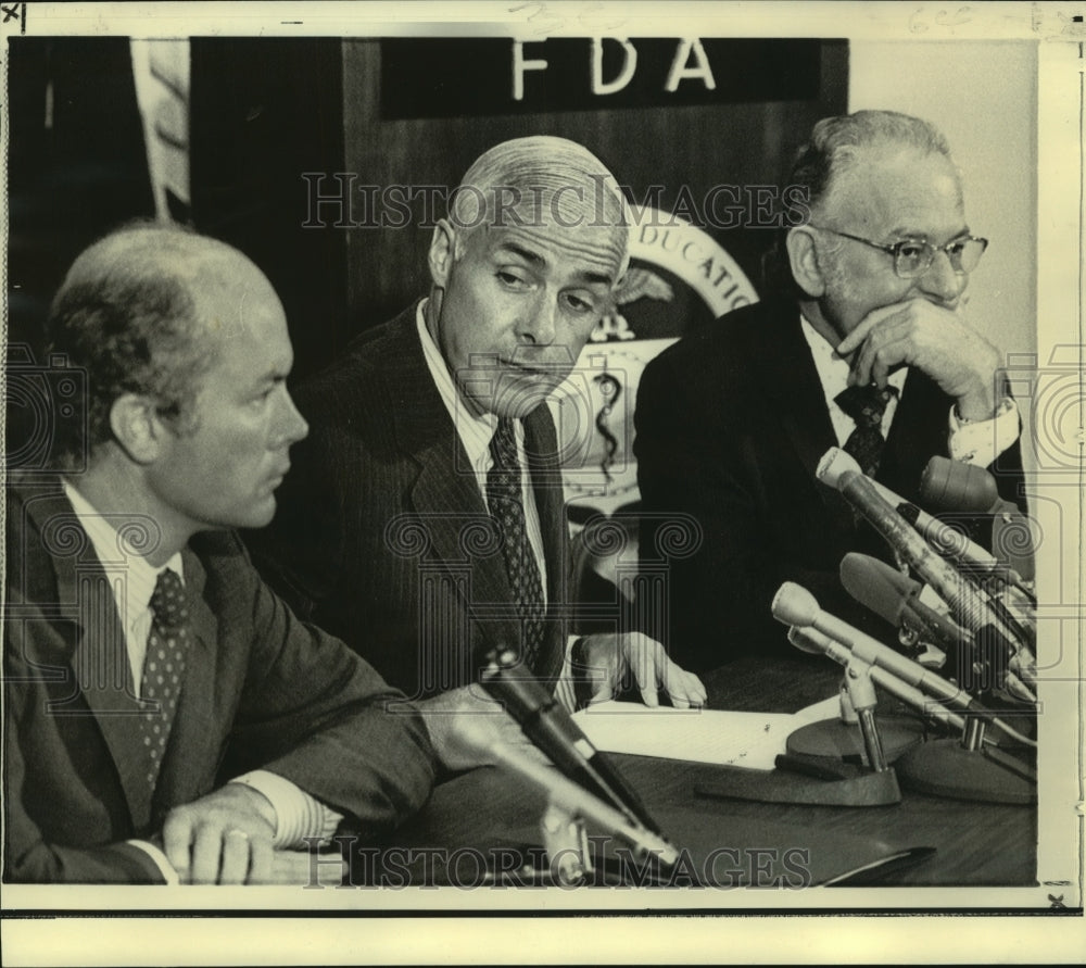 1972 Press Photo Charles Edwards &amp; other FDA officials at news conference