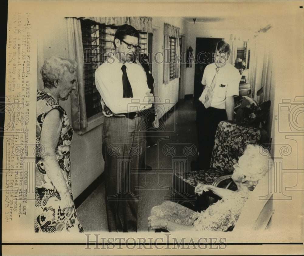 1971 Press Photo Circuit Court Judge Edwards with residents of communal home