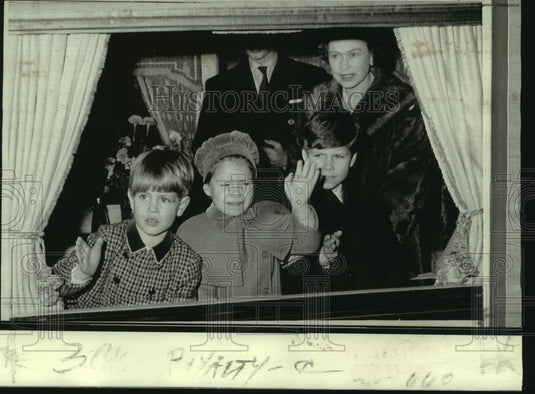 1969 Press Photo Carriage waves by Prince Edward & other members of royal family