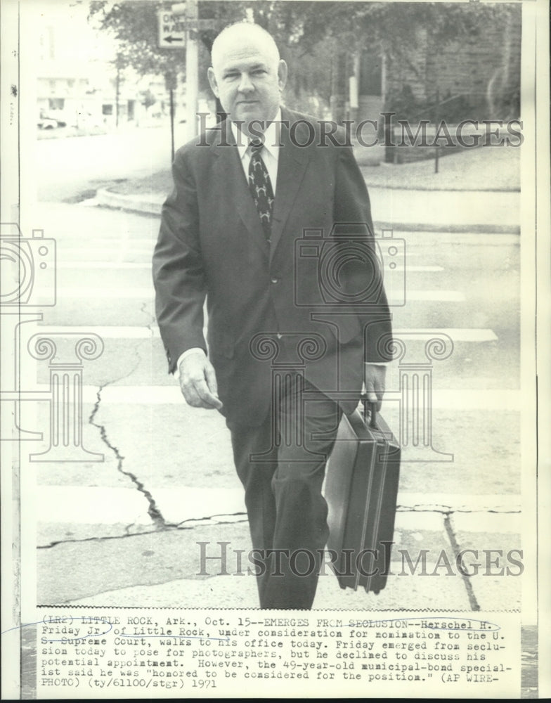 1971 Press Photo Herschel Friday, Jr., walks to his Little Rock office