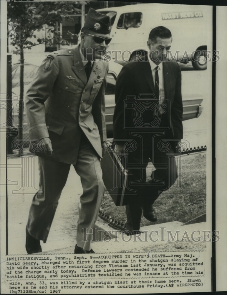 Load image into Gallery viewer, 1967 Press Photo Army Major David Geary &amp; attorney enter courthouse - now02953
