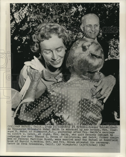 1962 Press Photo Elizabeth Smith hugs mother after her marriage to Albert Gatov