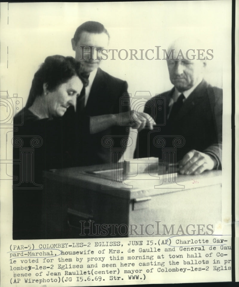Load image into Gallery viewer, 1969 Press Photo Charlotte Garpard-Marchal casts proxy votes for the de Gaulles
