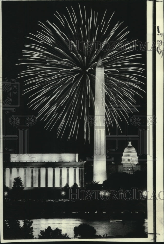 Load image into Gallery viewer, 1973 Press Photo Fourth of July fireworks over Washington Mall - now03065
