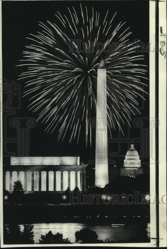 1973 Press Photo Fourth of July fireworks over Washington Mall - now03065