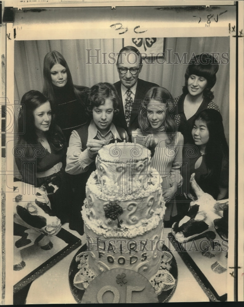 Load image into Gallery viewer, 1972 Press Photo Dairy Foods cake for 4-H winners in Chicago - now03069

