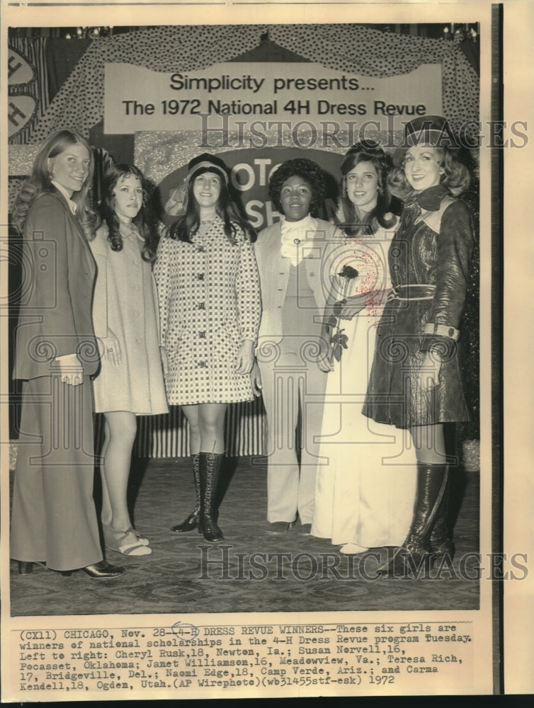 1972 Press Photo 4-H national scholarships in Dress Revue program - now03070