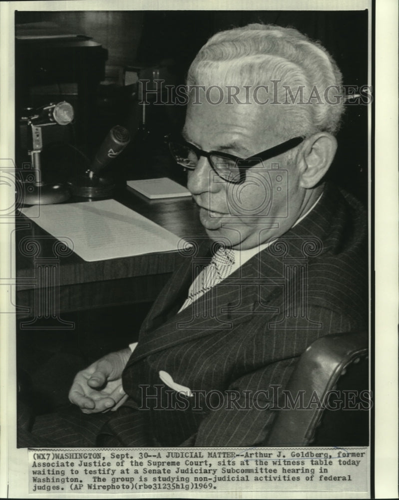 1969 Press Photo Arthur Goldberg waits to testify at Senate Judiciary hearing