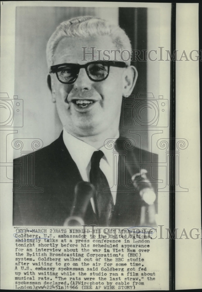 1966 Press Photo Arthur Goldberg talks at London news conference. - now03119