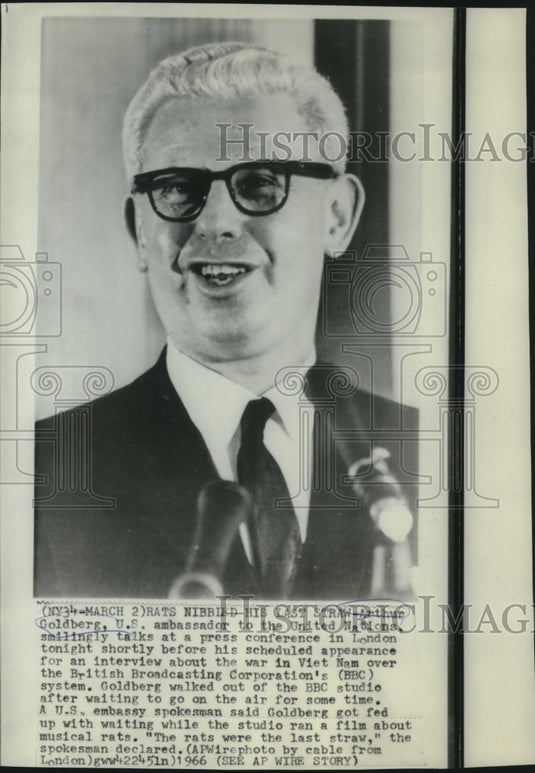 1966 Press Photo Arthur Goldberg talks at London news conference. - now03119
