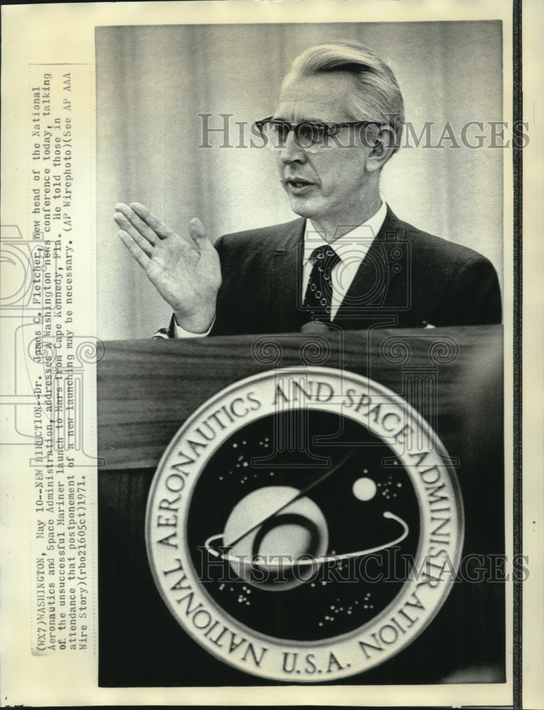 1971 Press Photo Dr. James Fletcher of NASA, addresses news conference