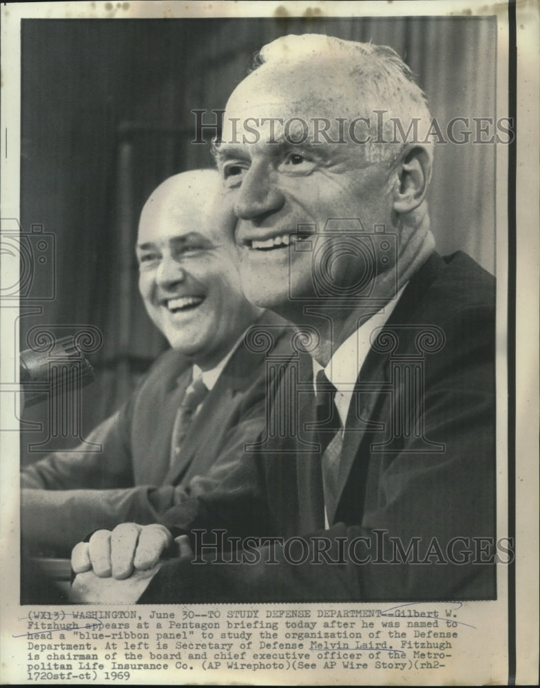 Load image into Gallery viewer, 1969 Press Photo Gilbert Fitzhugh at Pentagon briefing with another. - now03136
