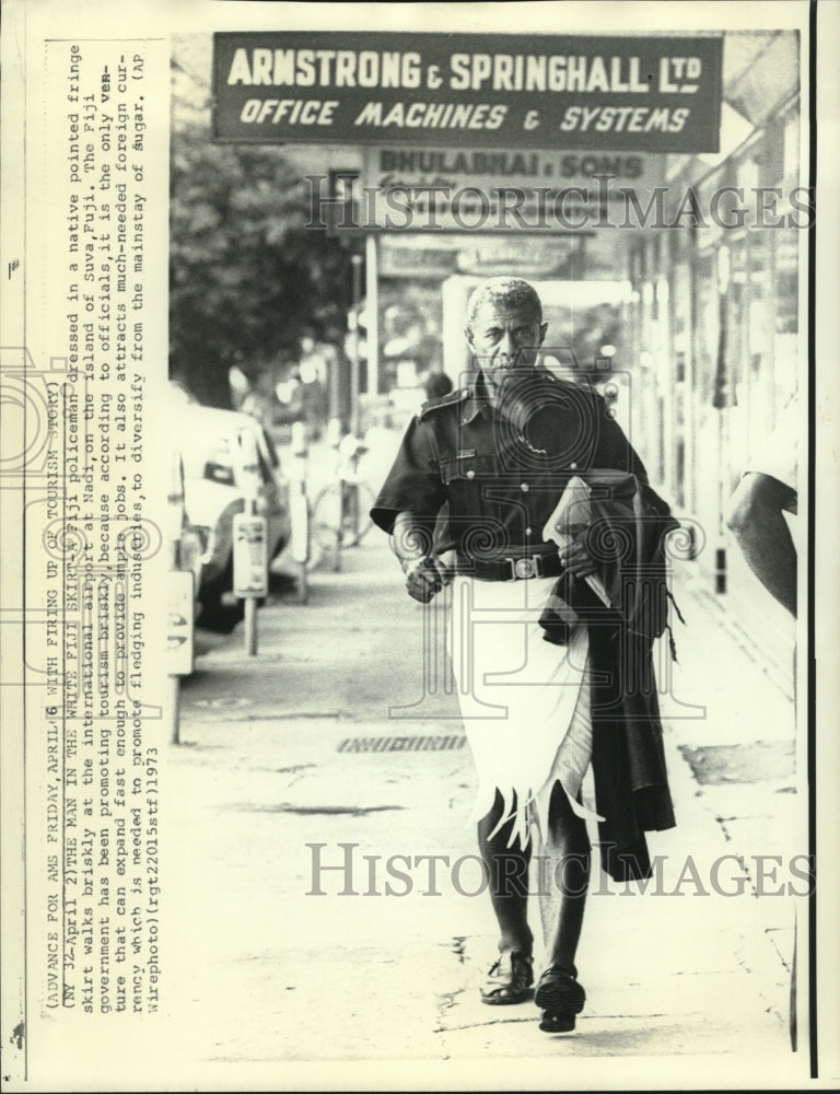 1973 Press Photo Fiji policeman in native pointed fringe skirt at Fiji airport