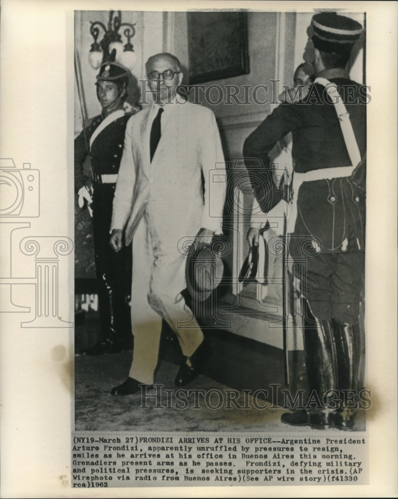 1962 Press Photo Argentine President Arturo Frondizi arrives in Buenos Aires