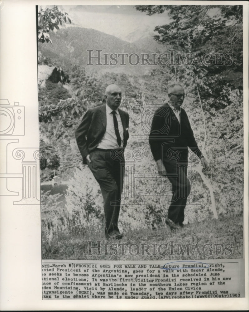 Load image into Gallery viewer, 1963 Press Photo Ousted President Frondizi with Oscar Alende - now03181
