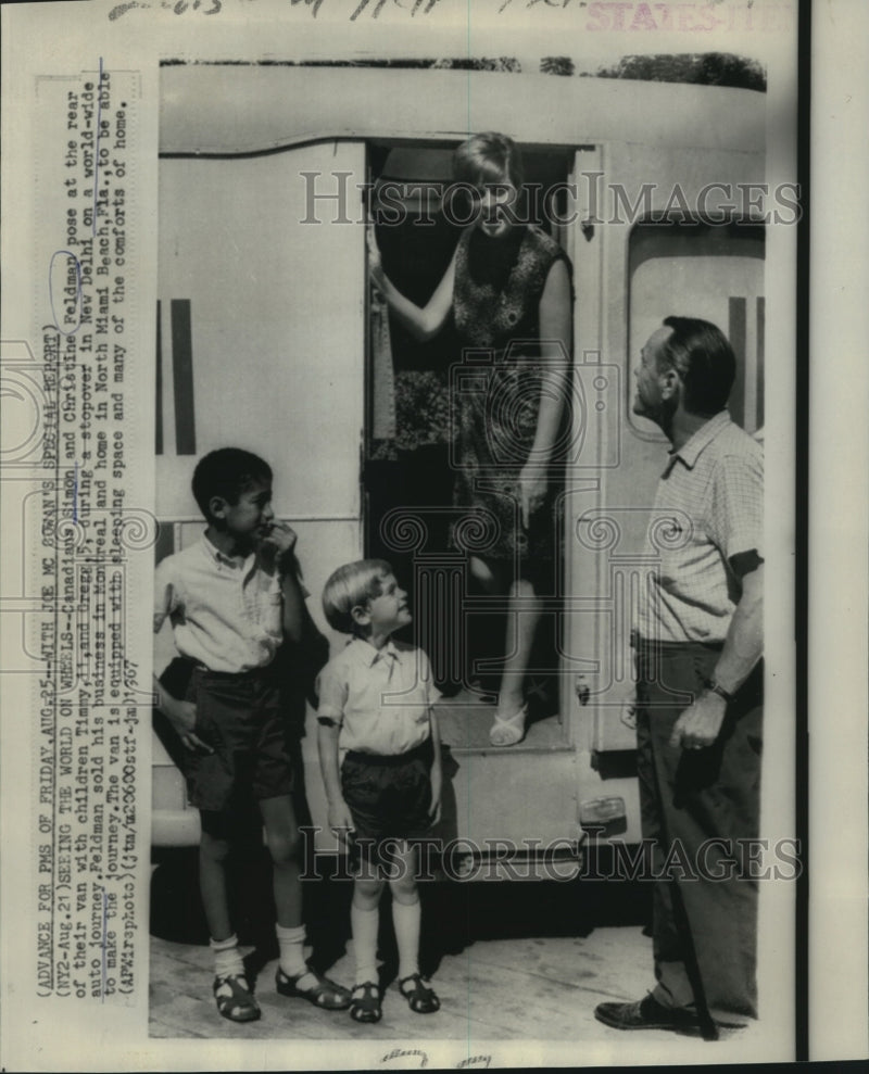 Load image into Gallery viewer, 1967 Press Photo The Feldmans in New Delhi on their world-wide auto journey
