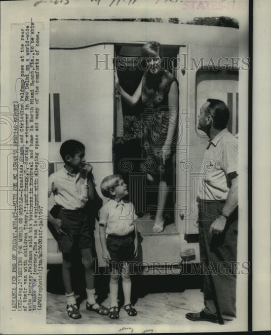 1967 Press Photo The Feldmans in New Delhi on their world-wide auto journey