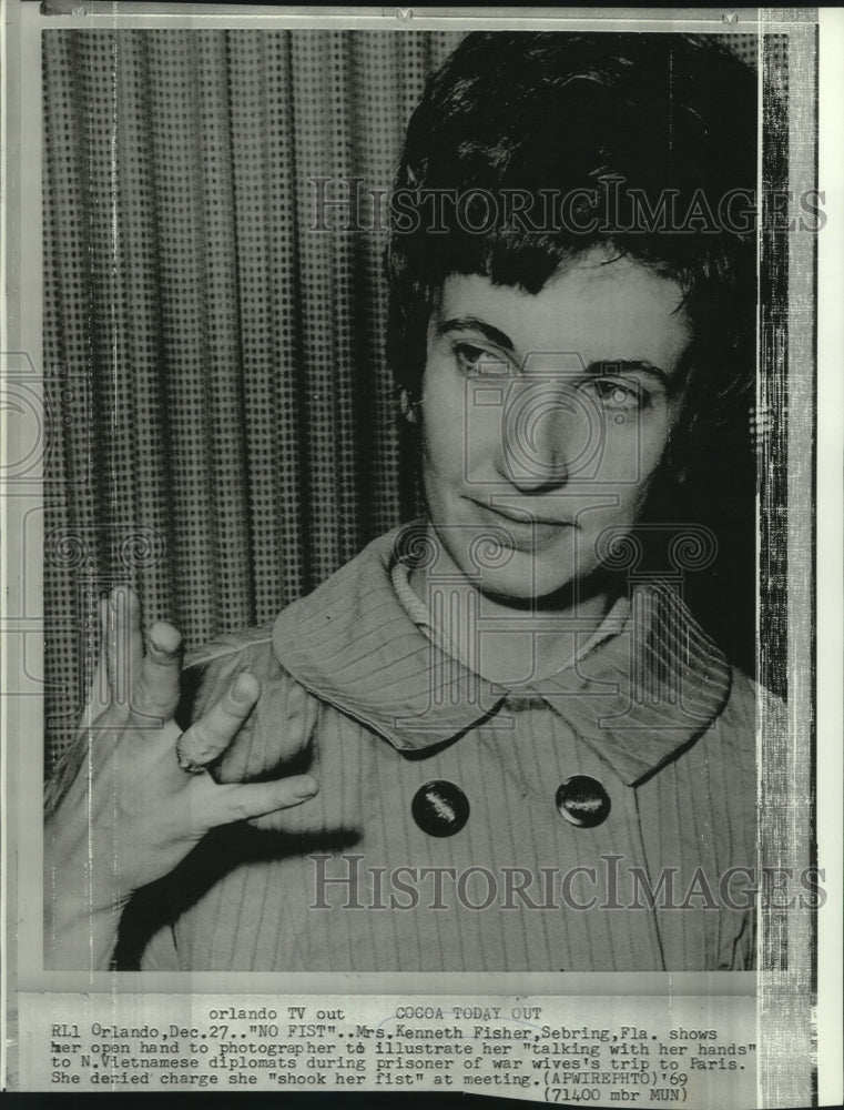 1969 Press Photo Mrs. Kenneth Fisher shows open hand to photographer - now03257