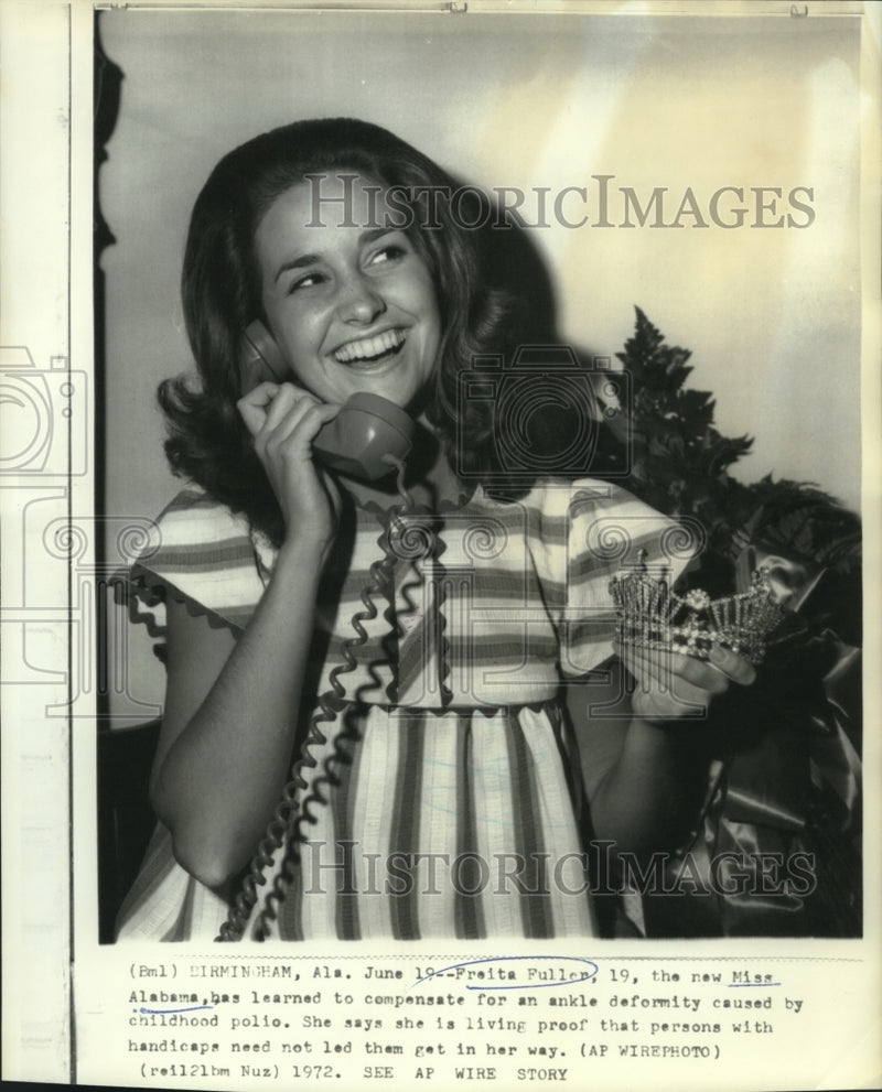 Load image into Gallery viewer, 1972 Press Photo Freita Fuller, Miss Alabama talks on phone holding crown
