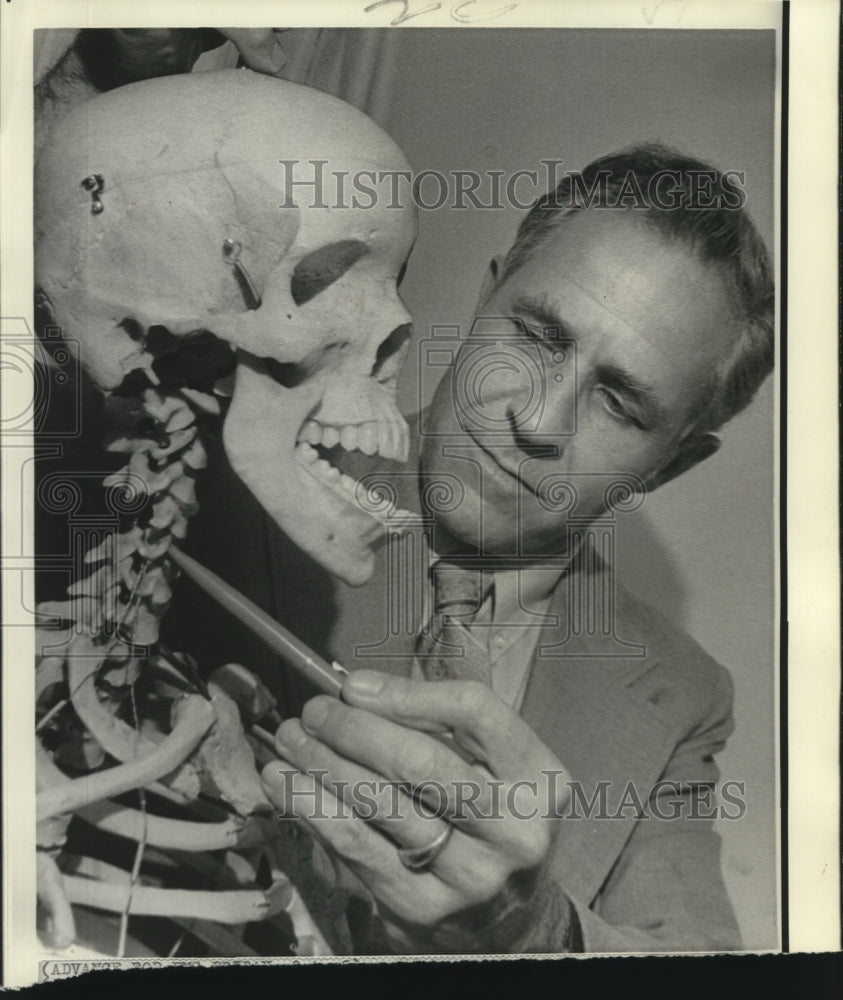 1972 Press Photo Dr. James Funk, Jr., a team physician, shows bone connections