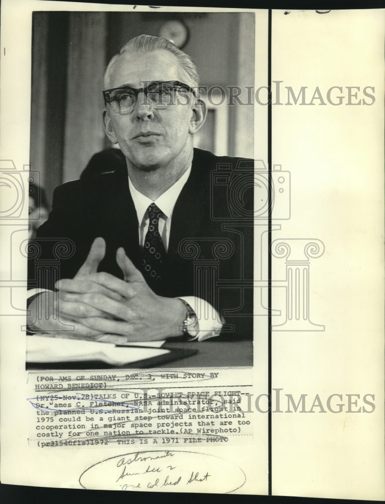 Load image into Gallery viewer, 1971 Press Photo Dr. James Fletcher, NASA administrator, at meeting - now03293
