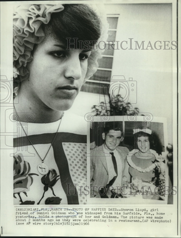 1966 Press Photo Sharon Lloyd with photo of kidnapped boyfriend Daniel Goldman