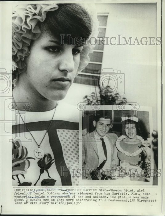 1966 Press Photo Sharon Lloyd with photo of kidnapped boyfriend Daniel Goldman