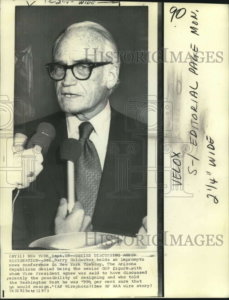 1973 Press Photo Senator Barry Goldwater holds impromptu news conference in NY