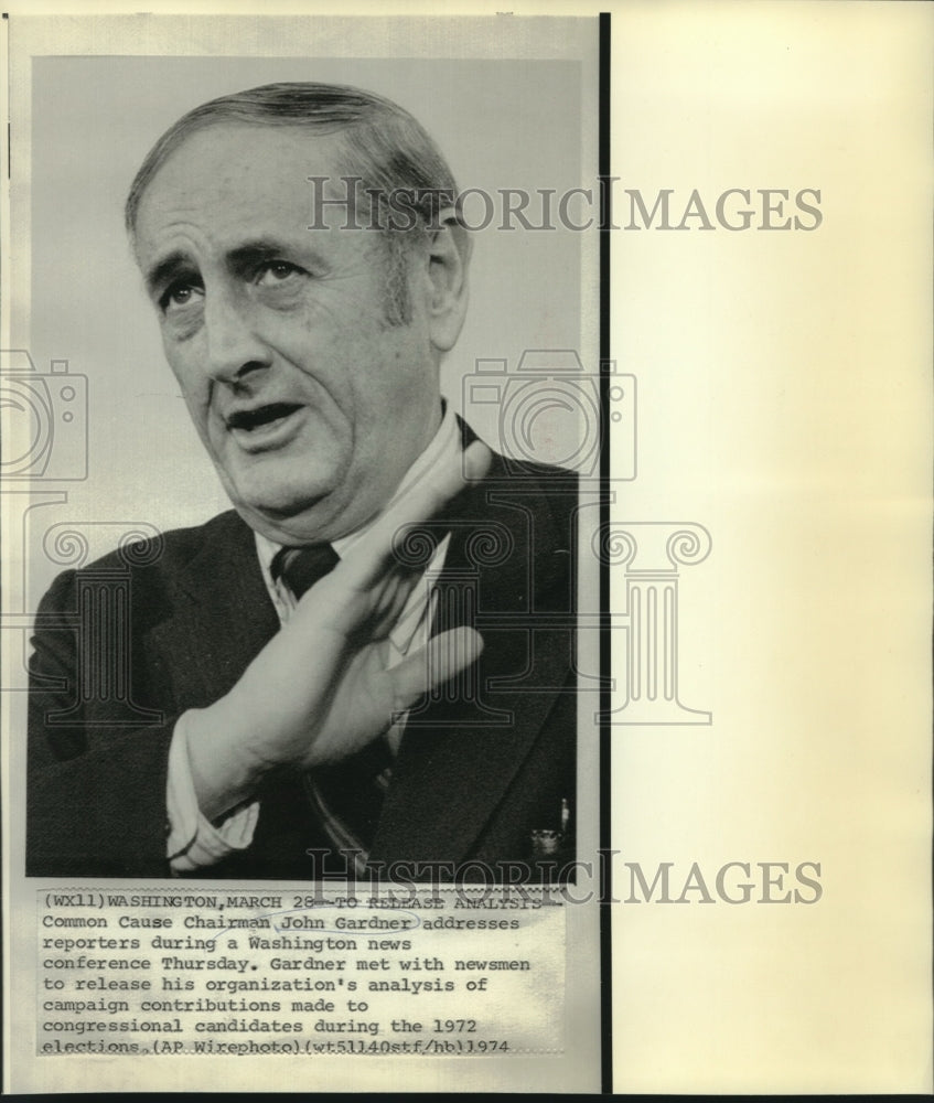 1974 Press Photo Common Cause Chairman John Gardner with newsmen in Washington