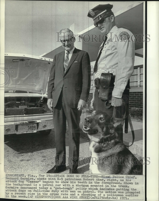 1971 Press Photo Attack dog "Caesar," with Patrolman Akar & police chief Garmire