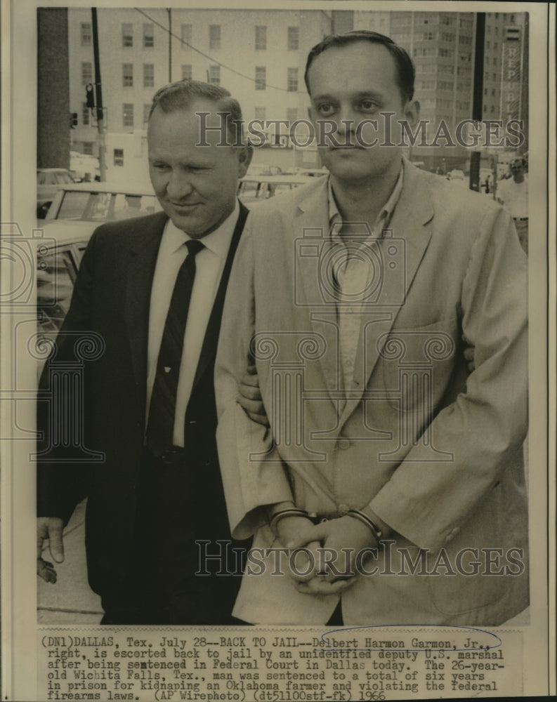 1966 Press Photo Delbert Harmon Garmon, Jr., escorted to jail after sentencing