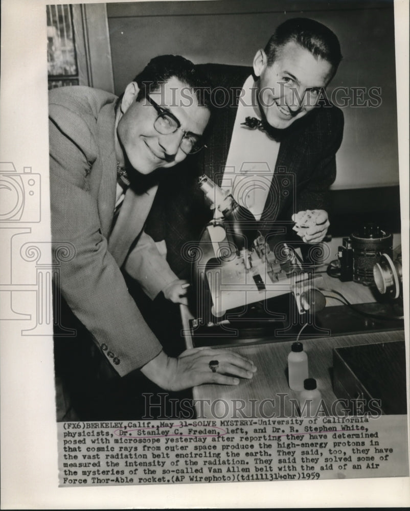 1959 Press Photo Physicists Dr. Stanley Freden &amp; Dr. White pose with microscope
