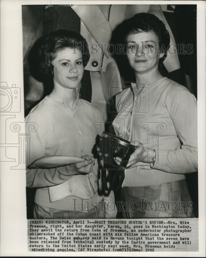 Load image into Gallery viewer, 1962 Press Photo Mrs. Mike Freeman &amp; daughter await release of husband from Cuba
