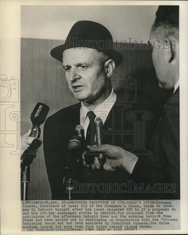 1964 Press Photo Freeman Frazee, President of Pressman's Union, with newsmen