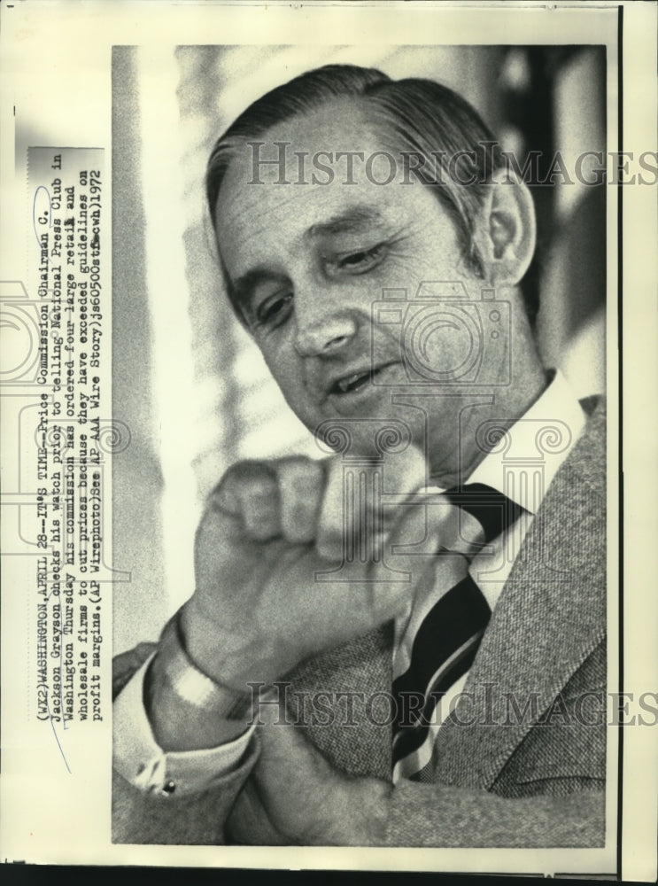 1972 Press Photo Jackson Grayson checks time before Washington press conference