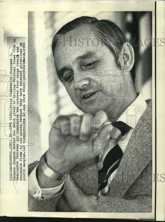 1972 Press Photo Jackson Grayson checks time before Washington press conference