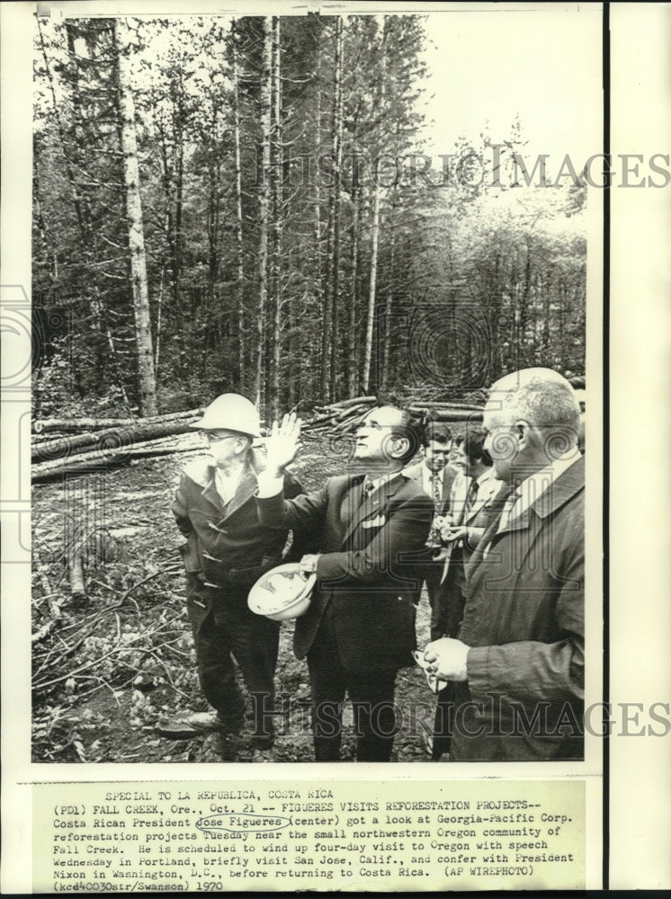 Load image into Gallery viewer, 1970 Press Photo Costa Rican President Figueres &amp; others at Fall Creek, Oregon
