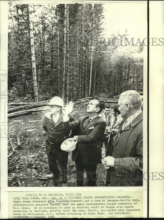 1970 Press Photo Costa Rican President Figueres & others at Fall Creek, Oregon