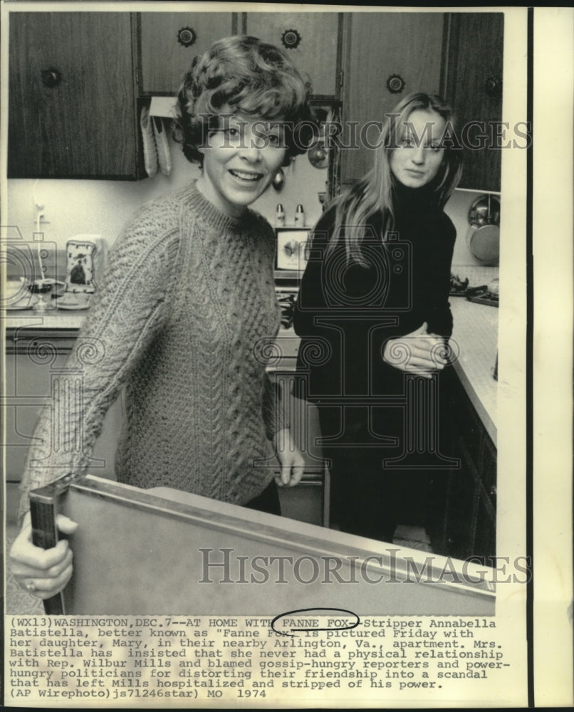 1974 Press Photo &quot;Fannie Fox,&quot; stripper, and daughter in their Virginia home