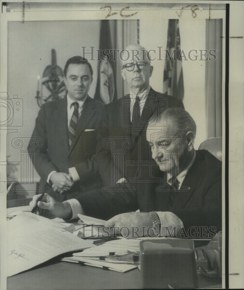 Load image into Gallery viewer, 1967 Press Photo Treasury Secretary Fowler, Johnson &amp; other at White House
