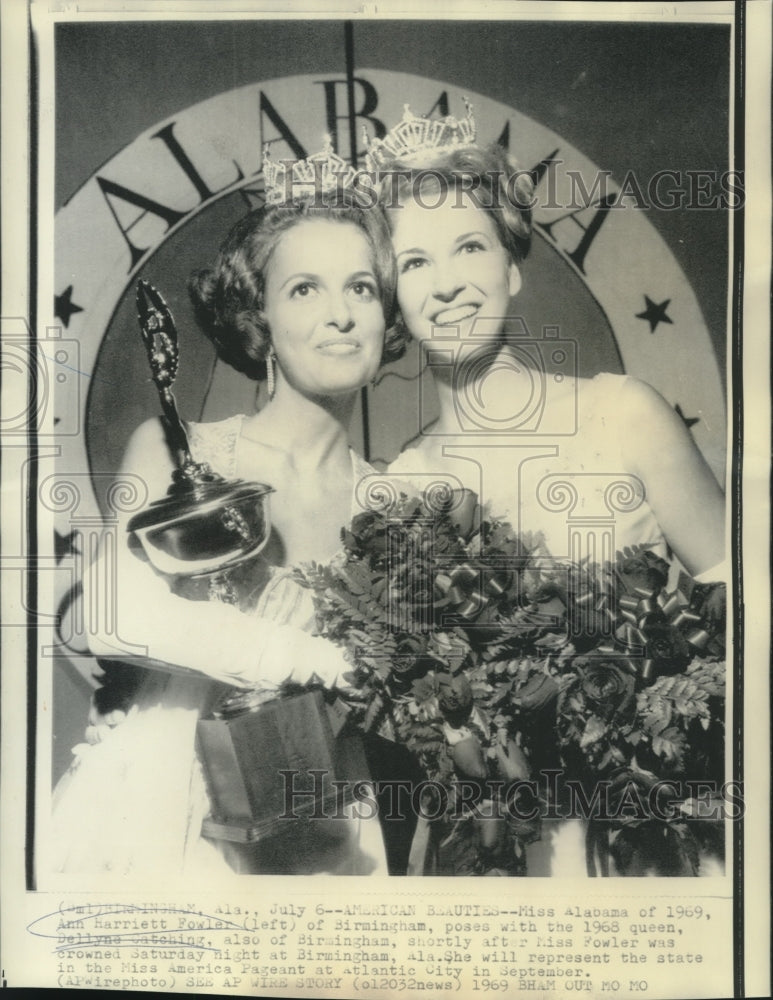 Load image into Gallery viewer, 1969 Press Photo Miss AL of 1969, Ann Harriett Fowler, with Miss AL 1968
