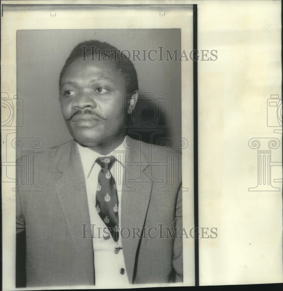 1967 Press Photo Lt. Colonel Ambrose Patrick Genda shown in New York apartment