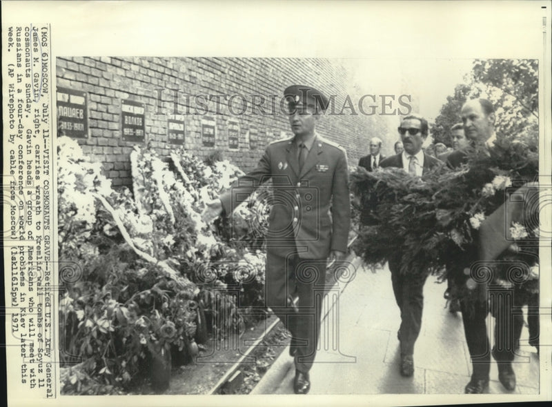 Load image into Gallery viewer, 1971 Press Photo Ret. U.S. Army Gen. James Gavin visits Soyuz 11 cosmonauts tomb
